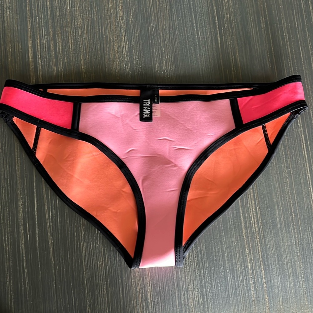 Triangl Bottom.